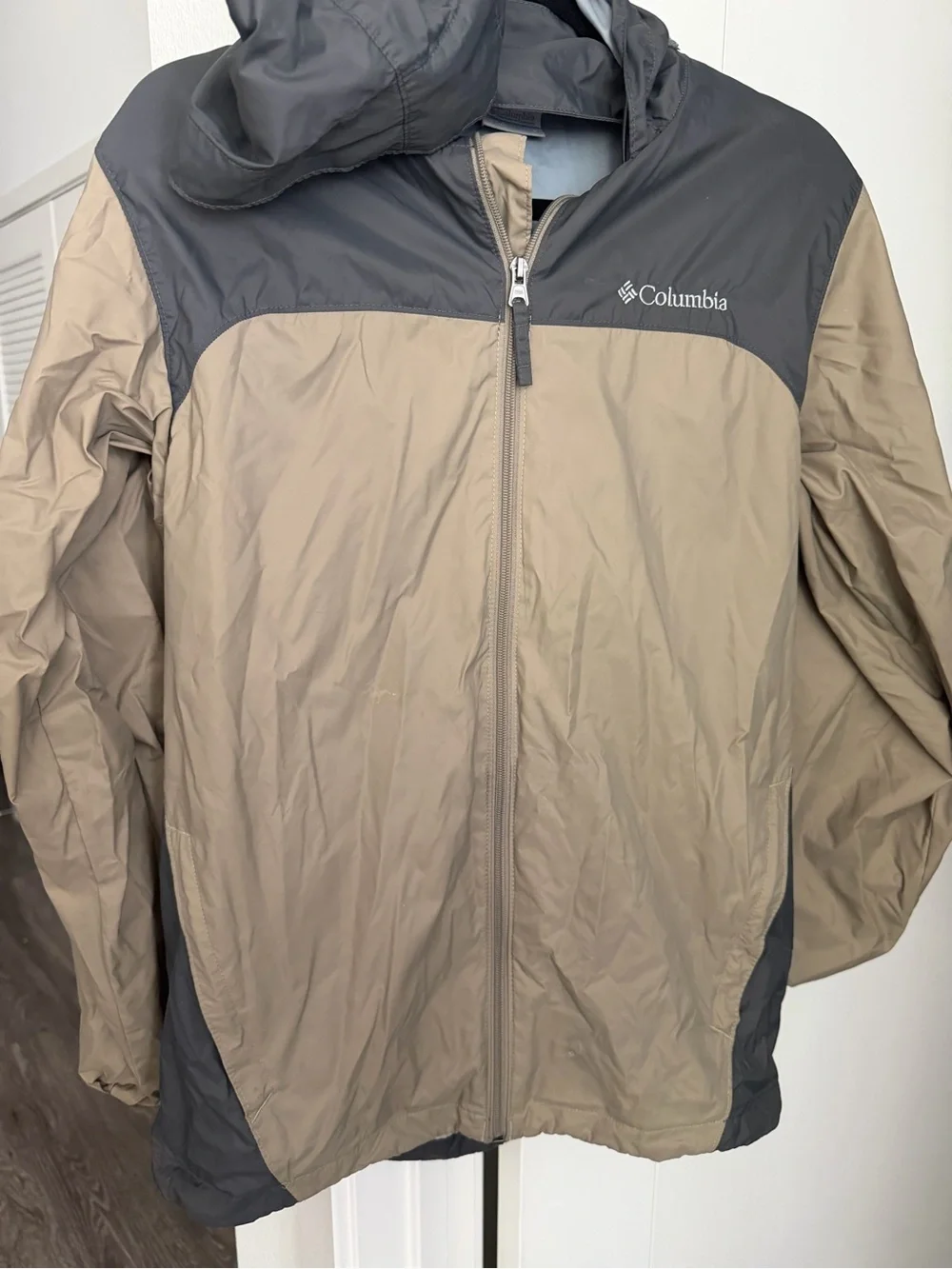 Size Men’s SmallColumbia Men's Hooded Windbreaker Jacket in Taupe & Gray